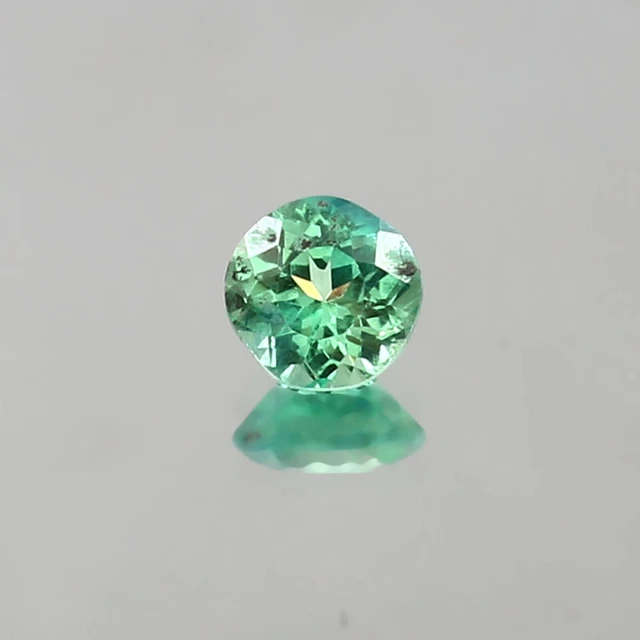 Saphir Vert Naturel D'Australie, 5.2x4.7 Mm, 0.67 Carat, Traité H-chauffage