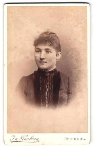 Fotografie J. Nienborg, Duisburg, König-Str. 4, Portrait Dame im Biedermeierkle