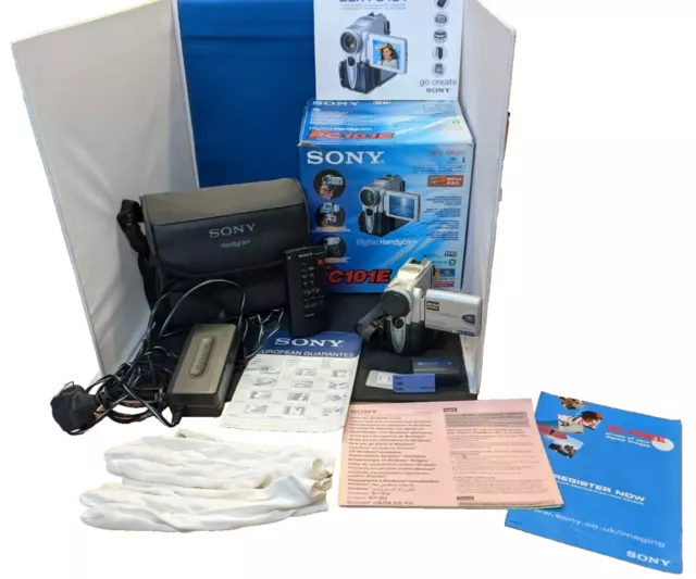 Sony Handycam DCR-PC101 Mini Camcorder & Bag set, in orginal box. Working.