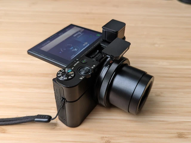 Sony DSC-RX100 III; 20,1 megapixel fotocamera - nero; incl. 64 GB SDXC e custodia protettiva