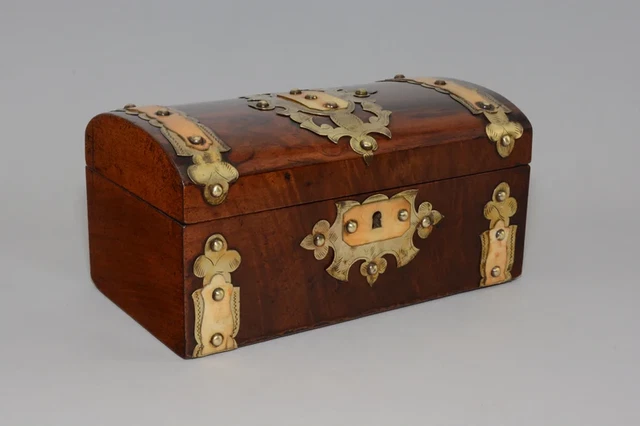 Caja de nogal encuadernada con latón renacimiento gótico victoriano aprox. 1870 ET