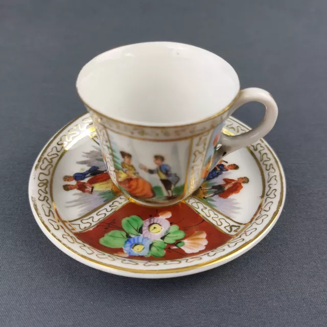 Tasse Et Sous-Tasse Miniature En Porcelaine à Décor De Scènes Romantiques