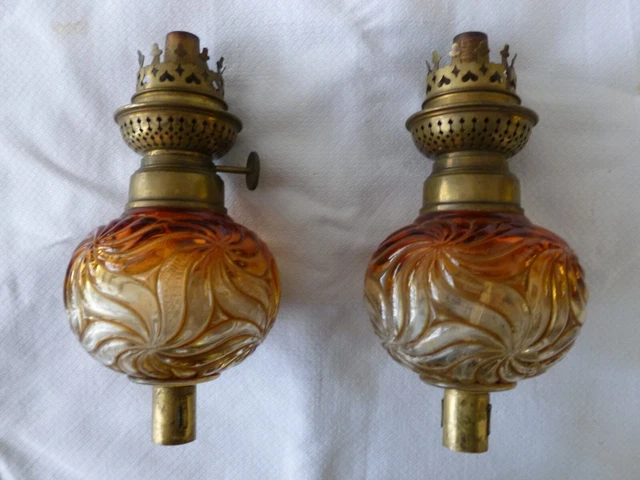 Paire de lampes à bougie françaises du XIXe siècle en bronze doré En vente sur