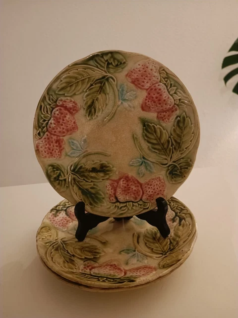 Lot de 3 Assiettes en barbotine à motifs de fraises et feuillage rose et vert.