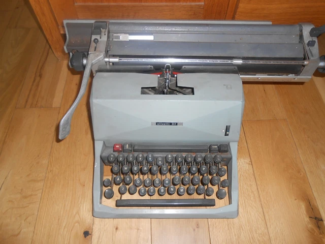 Retro Tech Geneva: Olivetti Lettera 35 - Revisited And Reinvented In RED - Foto 2
