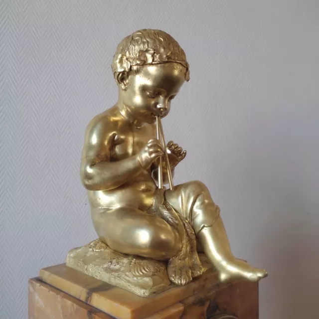 Pendule, l’Enfant à l'Aulos. Très fin bronze doré. d'après Maurice Falconet.