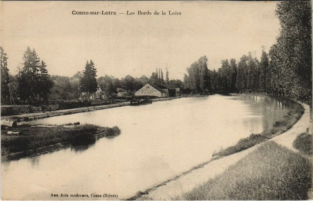 CPA COSNE-sur-LOIRE Les Bords de la Loire (805546)