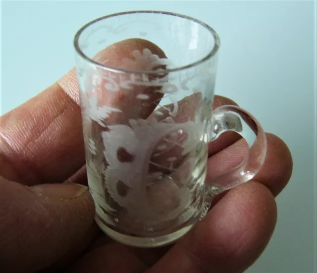 Ancien mini chope verre soufflé décoré à l'acide. Poupée miniature