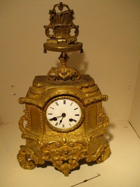 Pendule Ancienne En Laiton Avec Cartouche émaillée - Pièce D'horlogerie Vintage - Occasion