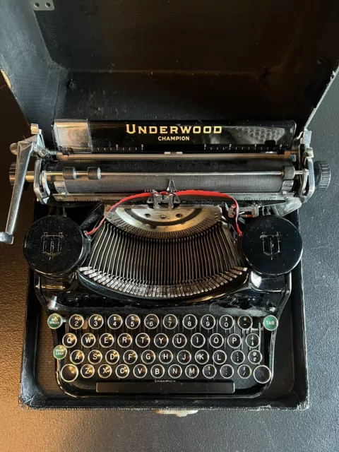 Vintage 1930’s Underwood Champion Portable Typewriter With Case