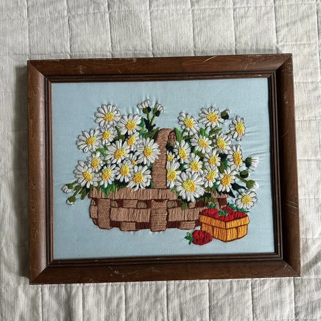 Cesta y fresas vintage Daisies bordado cosido enmarcado en credera