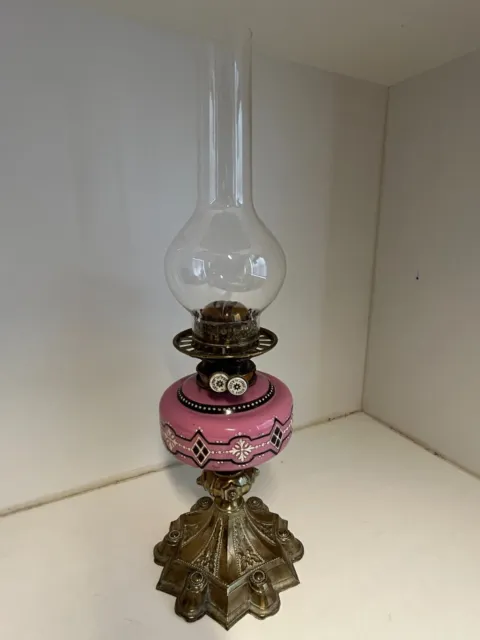 Lámpara de aceite a base de latón victoriana con fuente de vidrio rosa opaco pinza e hijo patente