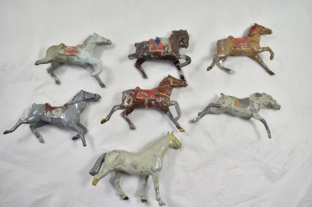Lot De 7 Chevaux En Plomb Peints - Figurines Anciennes Occasion