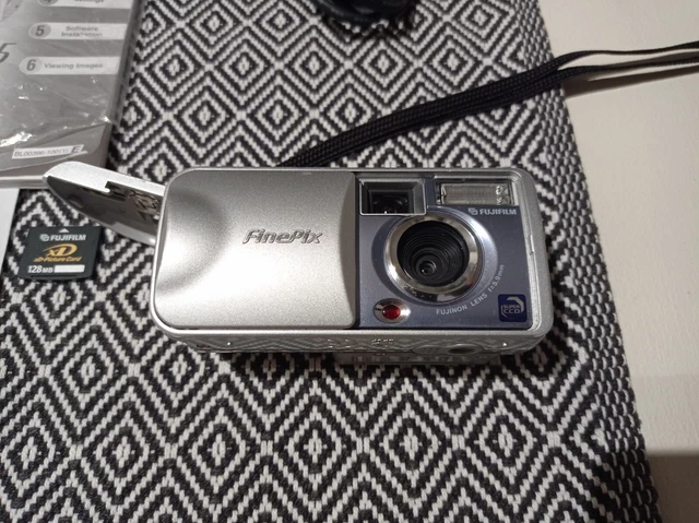 Fujifilm Finepix A605 Digital Camera Silver 3.1 Megapixel Used Parts Not Working