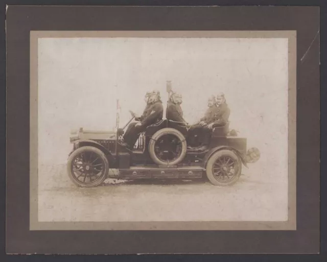 Fotografie W. Blum, Bremen, Feuerwehr, Feuerwehrleute im Einsatzfahrzeug, Lösch