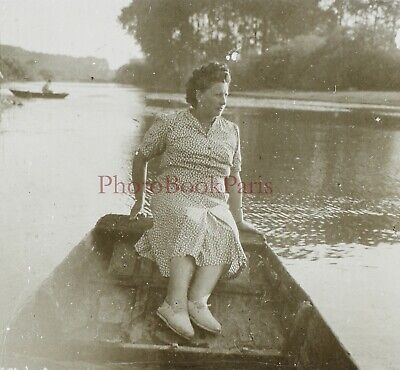 Femme dans une barque c1950 Photo Plaque de verre Stereo Vintage V15L34n13