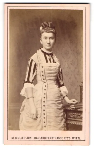 Fotografie M. Müller Jun., Wien, junge Dame im schicken Kleid mit Hochsteckfris