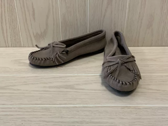 Minnetonka Kilty 401TW Moccasins, Women's Size 8 M, Gray Suede NEW MSRP $65