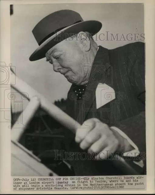 1960 Press Photo Sir Winston Churchill boards airliner at London airport