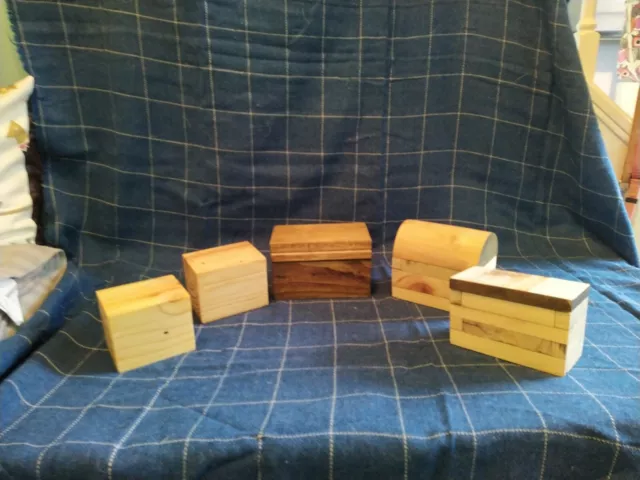 Petit assortiment de boîtes en bois