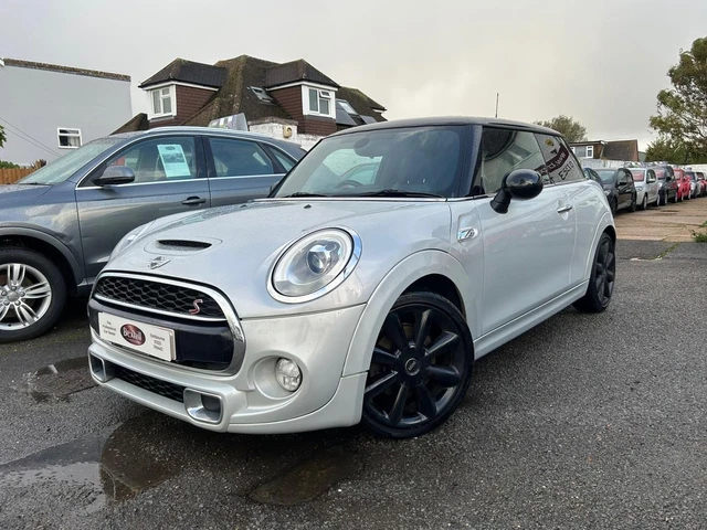 2015 MINI Hatch COOPER S [CHILLI & MEDIA XL PACK] Hatchback Petrol Automatic