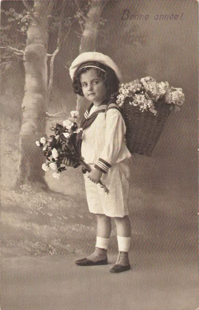 Cp Bonne Annee Enfant Chapeau Avec Hotte Et Bouquet Fleurs