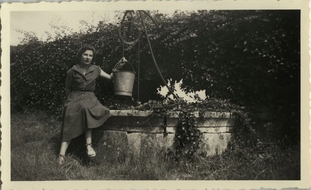 Photo Ancienne - Vintage Snapshot - Femme Puits Jardin Mode Drôle - Woman Garden
