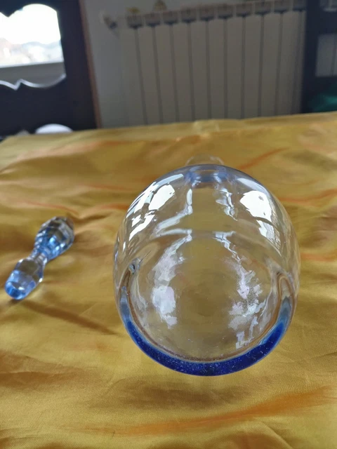 ancienne carafe en verre bleu avec son bouchon 5