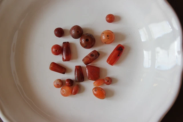 19 pierres anciennes (cornalines, peut-être quelques agates et autres)