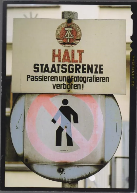 Neue Ansichtskarte mit Warnschild "DDR-Staatsgrenze" in Ostberlin, Foto von 1989