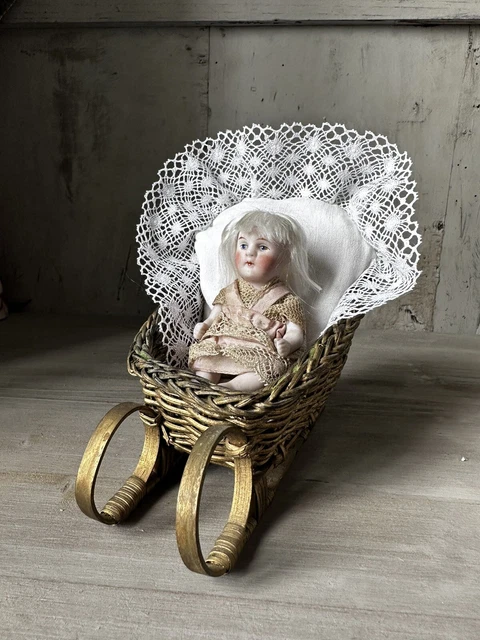 Poupée Ancienne All Bisque Mignonette Avec Son Traîneau D'Époque - Collection