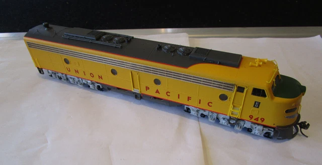 HO Scale Union Pacific E9A Diesel Locomotive #949 by Proto 2000 (JB)