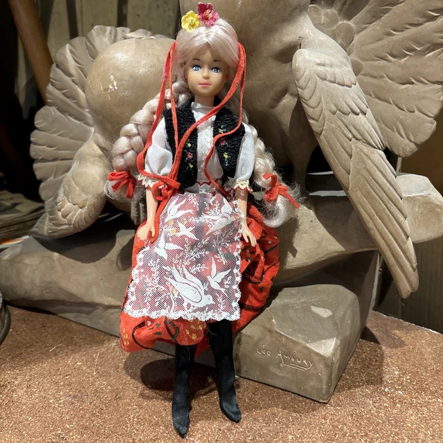 Ancienne Poupée Fille En Costume Avec Robe Verte