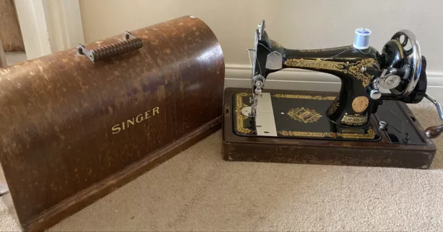 Vintage Singer Sewing Machine - Hand Crank.  In Original Carry Case With Key