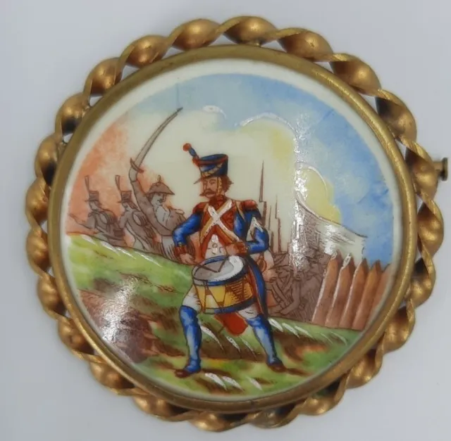 Broche porcelaine de Limoges peinte émaillée soldat Napoléon grognard tambour