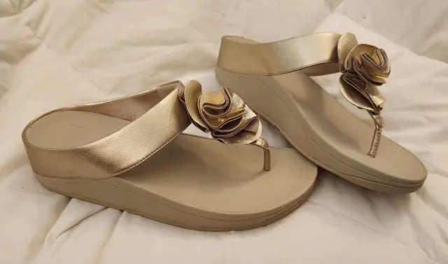 Fitflop Women's Florrie Toe-Post Wedge Pale Gold Sandal Womens Size 8, E60-308