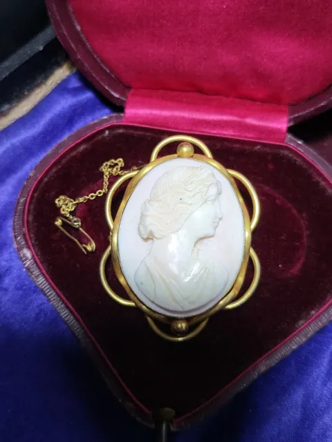 Large Victorian / Edwardian Pinchbeck Shell Cameo Mourning  Brooch.