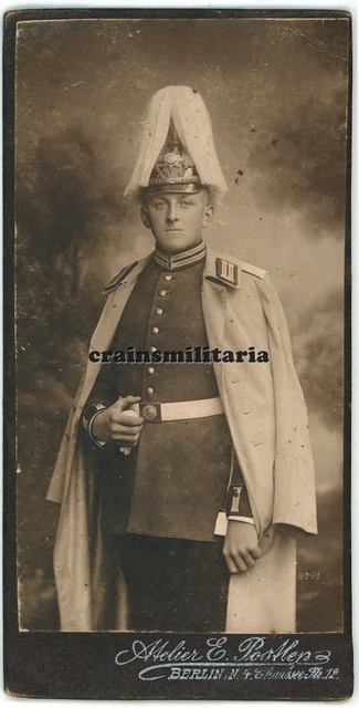 Orig. Foto CDV Portrait Soldat m. Pickelhaube Paradebusch Mantel in BERLIN