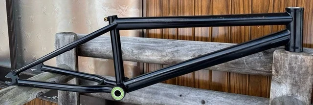 Haut Valromey. Il fabrique des cadres de VTT en bois 100 % Aindinois
