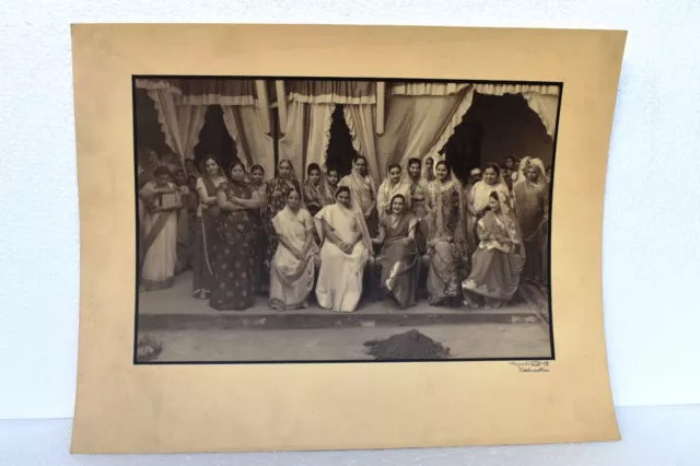 Fotografía de grupo vintage de reina real india y joven princesa boda