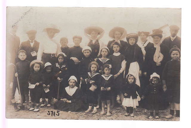 CPA Carte Photo - Familles à la Plage de Luc sur Mer en 1910