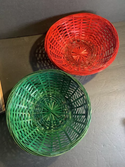 2 Vtg Red Green Christmas Bread Basket~Wicker~Round~Holiday Treats~Display 8 in