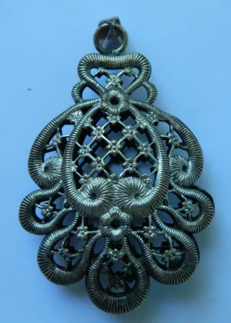 joli  pendentif ancien en métal argenté