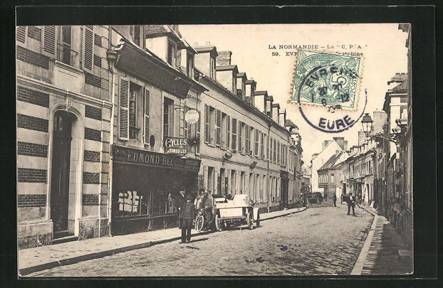 CPA Evreux, vue de la rue avec commercesn 1906