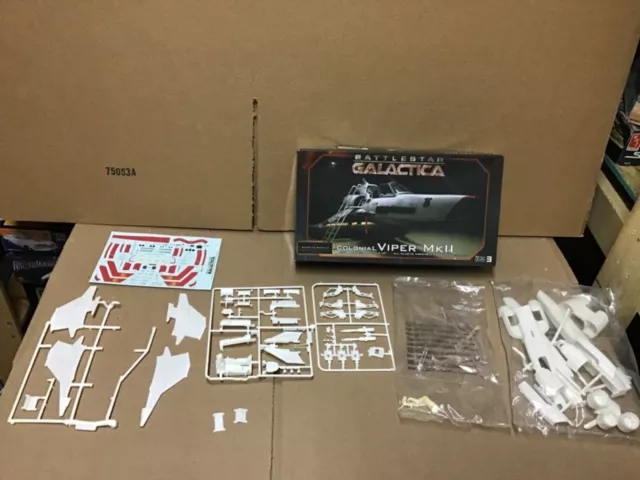 Battlestar Galactica 1/32 Moebius  viper MKII model kit (open box)