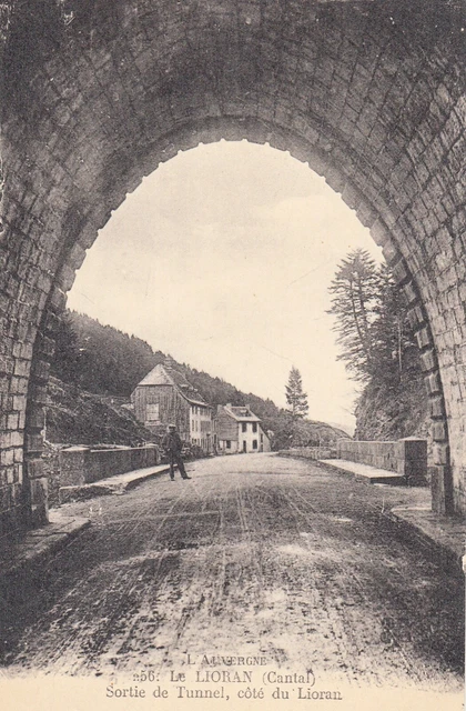 Carte postale ancienne CANTAL LE LIORAN 256 sortie de tunnel côté du Lioran