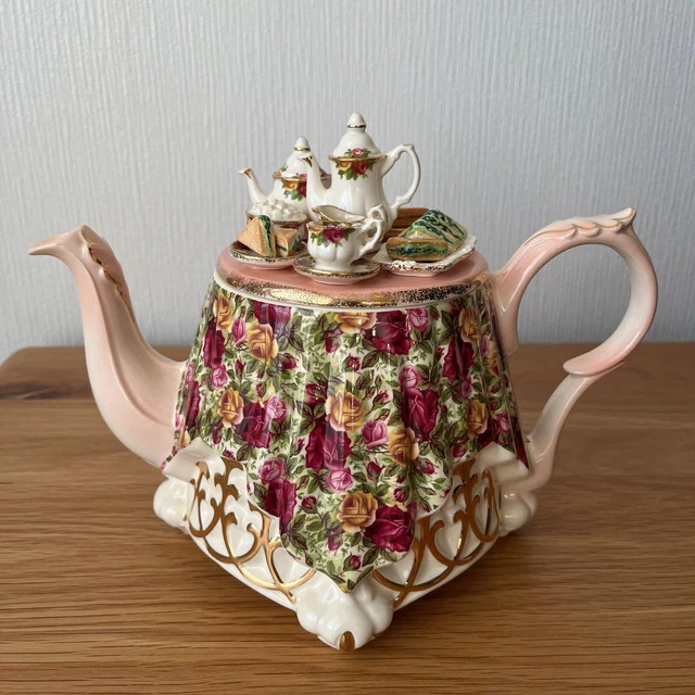 ROYAL ALBERT OLD Country Roses Cardew Teapot Large Size Chintz £727.78