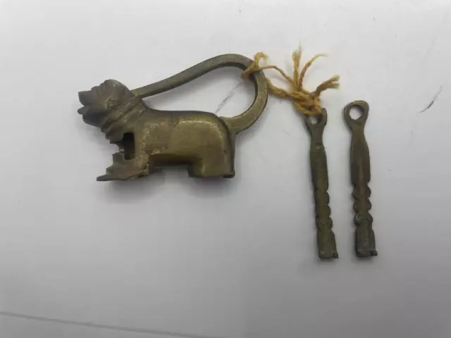 Ancien Cadenas Zoomorphe Chien En Bronze Ou Laiton Avec Ses Deux Clefs