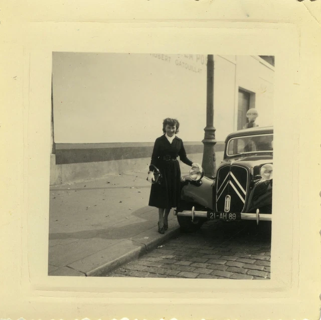 Antique Photo - Vintage Snapshot - Citroën Women's Fashion Traction Car - Car