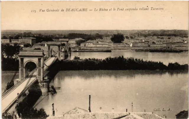 CPA Vue Générale de BEAUCAIRE - Le Rhone et le Pont suspendu reliant (459098)